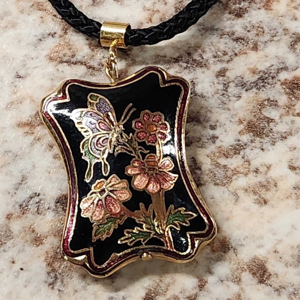 Elegant Black and Gold Floral Pendant Necklace